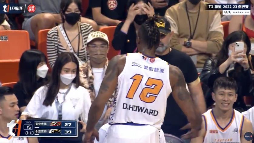 背靠背鏖戰90分鐘!霍華德體力不支,尼克楊公開聲援魔獸:我可以跟你一隊嗎?-黑特籃球-NBA新聞影音圖片分享社區