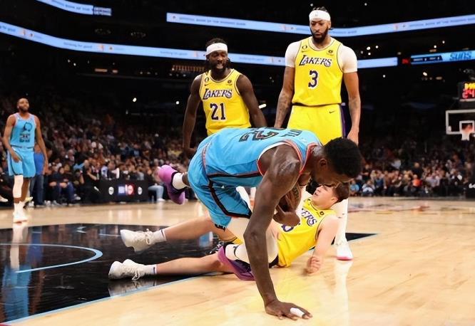 NBA官宣禁賽貝弗利3場!他為里夫斯出頭背後推倒艾頓:損失近27萬美元!-黑特籃球-NBA新聞影音圖片分享社區