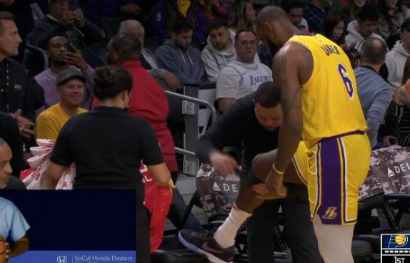 NBA / 【影片】詹姆斯5分鐘砍10分卻受傷：遭遇意外崴腳返回更衣室，小腿也磕破流血！-黑特籃球-NBA新聞影音圖片分享社區