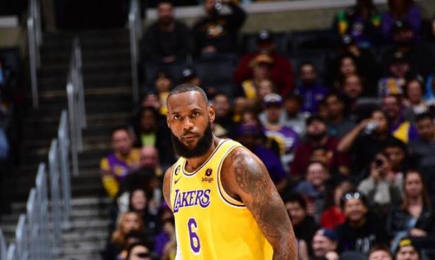 半場領先6分！湖人三巨頭全爆發：三巨頭互相連線美如畫，詹姆斯遭遇崴腳！（影）-黑特籃球-NBA新聞影音圖片分享社區