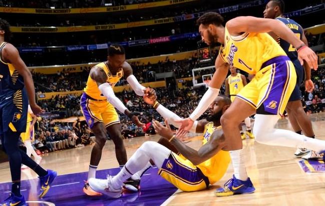 半場領先6分！湖人三巨頭全爆發：三巨頭互相連線美如畫，詹姆斯遭遇崴腳！（影）-黑特籃球-NBA新聞影音圖片分享社區