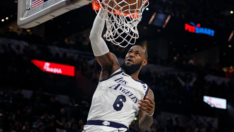 LeBron James nets season-high 39 with career-high seven triples in Lakers win, Ayton lifts