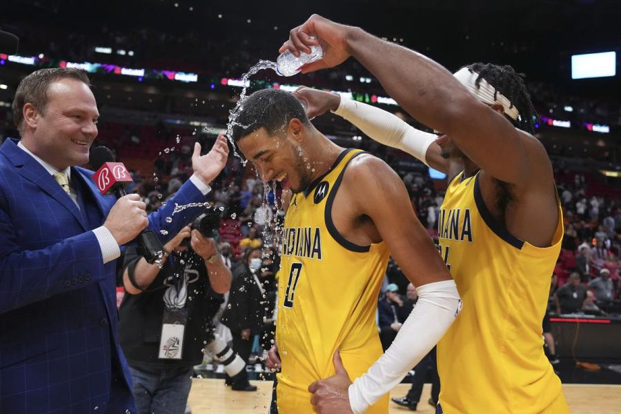 Tyrese Haliburton's career night pushes Pacers past Heat 111-108 - Hot Hot  Hoops