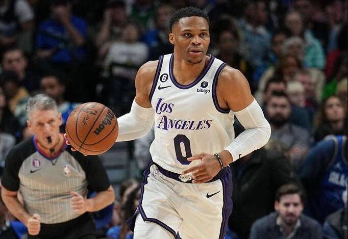 NBA / 自殺五小!湖人一度使用五個後衛的陣容,場上最高的是1米96的里夫斯!-黑特籃球-NBA新聞影音圖片分享社區