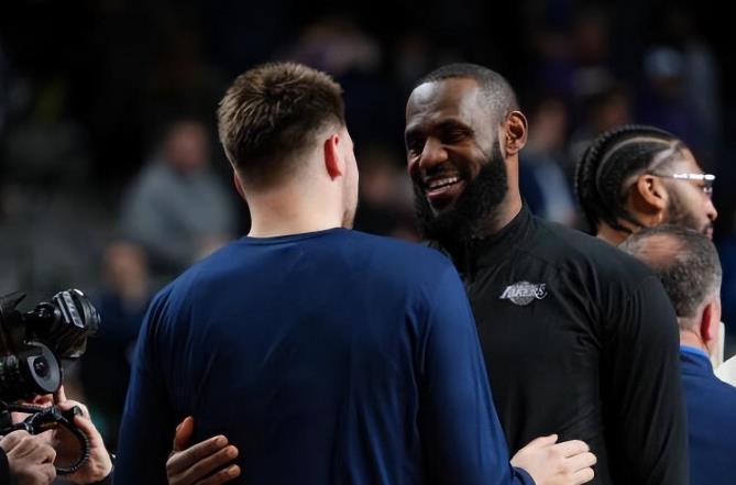 NBA / 38+6+5 vs 32+9+9!詹姆斯東契奇兩人賽後擁抱,球迷:未來是你的!-黑特籃球-NBA新聞影音圖片分享社區