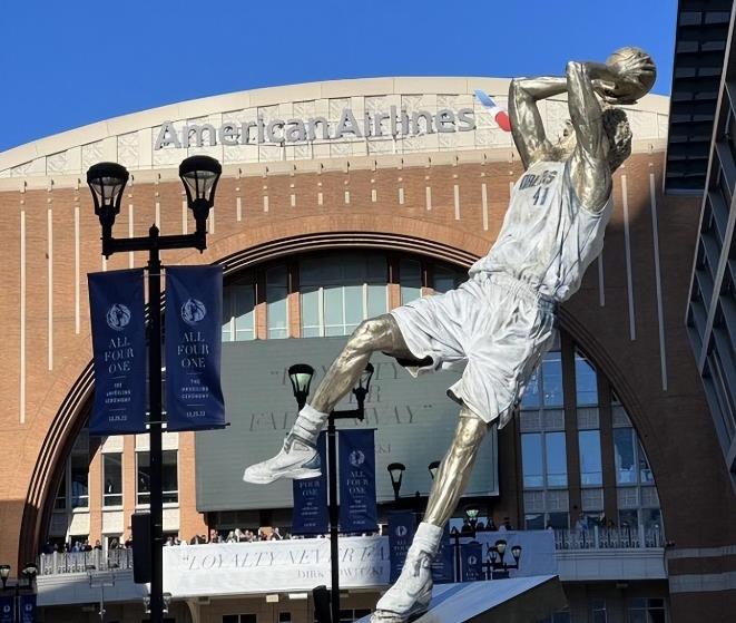 NBA / 38+6+5 vs 32+9+9!詹姆斯東契奇兩人賽後擁抱,球迷:未來是你的!-黑特籃球-NBA新聞影音圖片分享社區