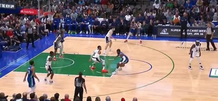 NBA / 自殺五小!湖人一度使用五個後衛的陣容,場上最高的是1米96的里夫斯!-黑特籃球-NBA新聞影音圖片分享社區