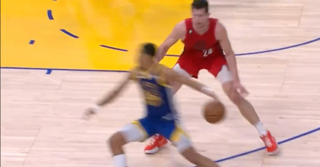 NBA / 【影片】差點葬送比賽!普爾最後時刻運球失誤出界,場下柯瑞氣得爆錘椅子-黑特籃球-NBA新聞影音圖片分享社區