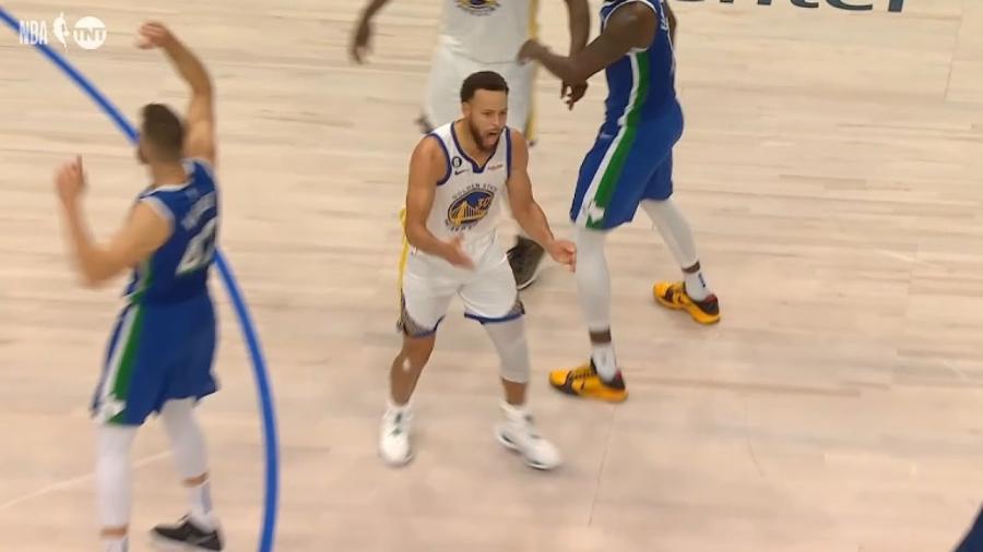 Stephen Curry gets called for costly travel late in game vs Mavs - YouTube