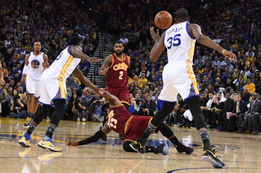 Draymond Green clotheslined LeBron James and dramatically mocked his  reaction | For The Win