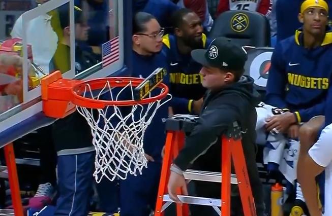 NBA / 【影片】停擺40分鐘太無聊！籃框歪了遲遲修不好，小喬丹跟球迷玩石頭剪刀布！-黑特籃球-NBA新聞影音圖片分享社區