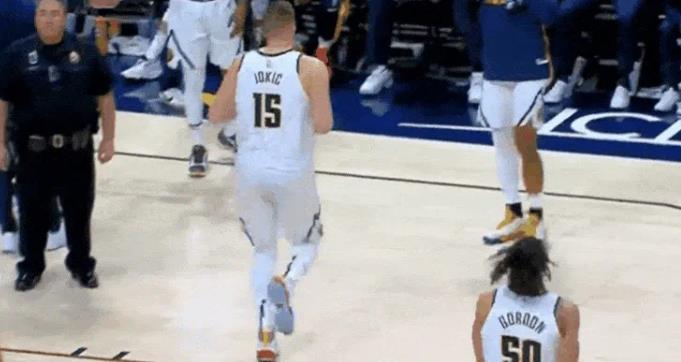NBA / 【影片】停擺40分鐘太無聊！籃框歪了遲遲修不好，小喬丹跟球迷玩石頭剪刀布！-黑特籃球-NBA新聞影音圖片分享社區