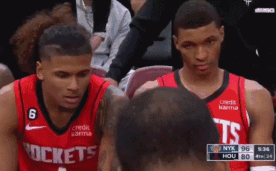 NBA / 【影片】火箭第四節落後16分，Smith眼珠上翻面無表情看著主帥，被球迷解讀眼神充滿厭惡？