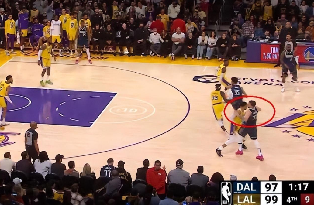 NBA / 詹皇絕殺球漏吹犯規!湖人獨行俠裁判報告:7次錯漏判湖人4次獲利-黑特籃球-NBA新聞影音圖片分享社區