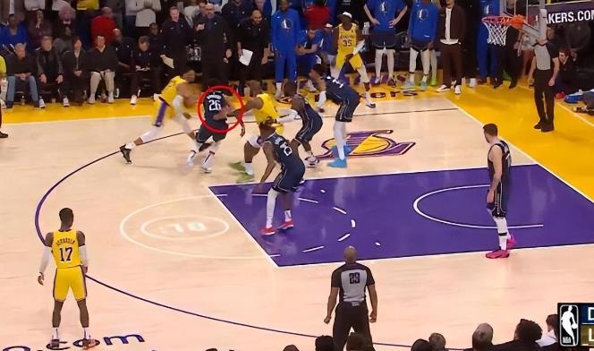 NBA / 詹皇絕殺球漏吹犯規!湖人獨行俠裁判報告:7次錯漏判湖人4次獲利-黑特籃球-NBA新聞影音圖片分享社區