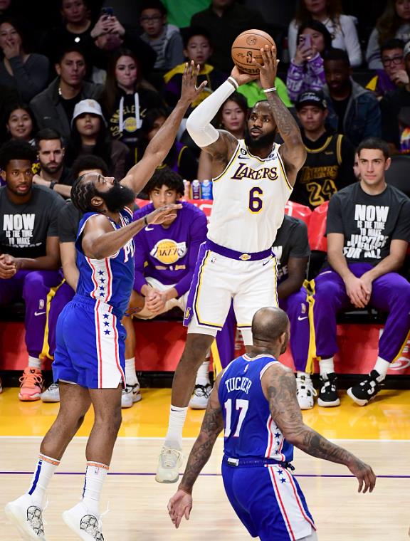NBA / 半場12中10轟22+6+4:詹皇里程碑之夜太炸裂,空接飛扣引爆主場(影)-黑特籃球-NBA新聞影音圖片分享社區