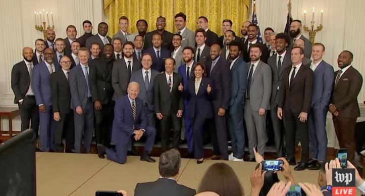 NBA / 勇士正式造訪白宮！總統單膝下跪獲贈46號球衣，Curry：明年還來！