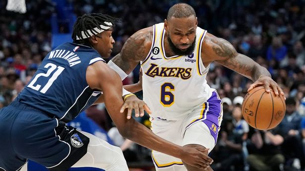 Los Angeles Lakers suffer nightmare injury scare as LeBron James 'hears pop' and goes down - Mirror Online