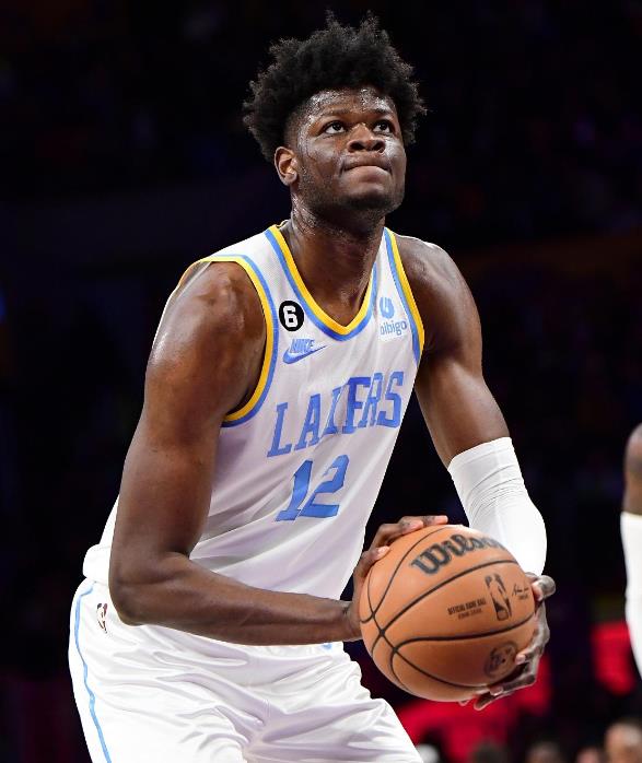 籃板球全隊第一,22分鐘轟10+13!湖人2米39長臂男真香,一眉哥能減輕不少負擔!(影)-黑特籃球-NBA新聞影音圖片分享社區