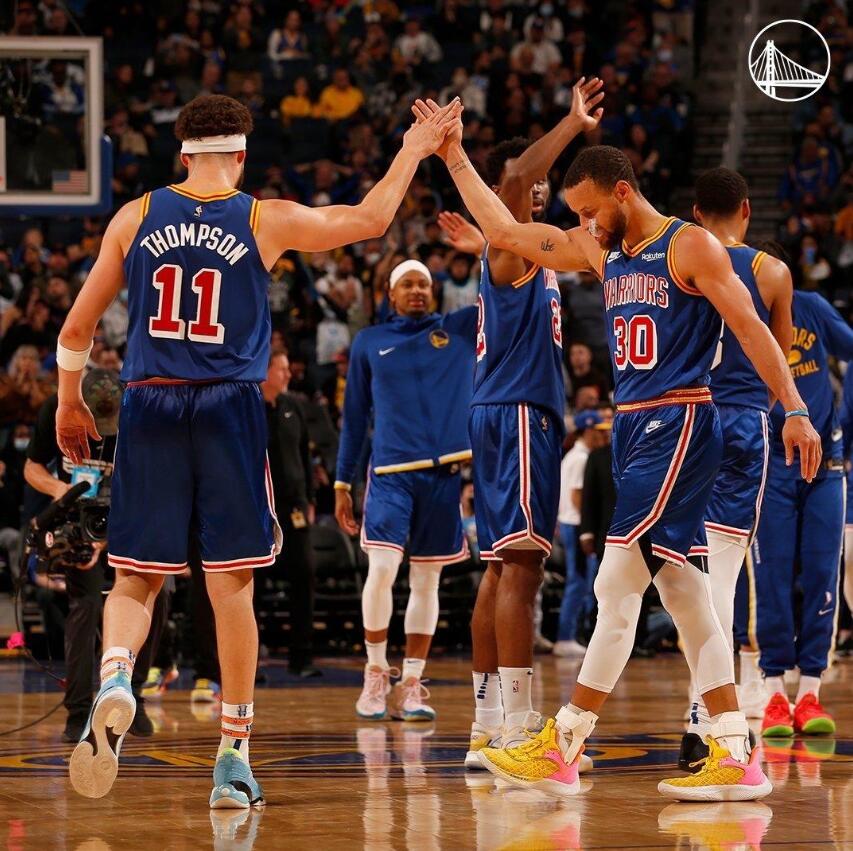 NBA / 【影片】籃筐猶如大海!湯普森再次「佛光降世」,飚12顆三分轟碎火箭,場下柯瑞笑得合不攏嘴!-黑特籃球-NBA新聞影音圖片分享社區