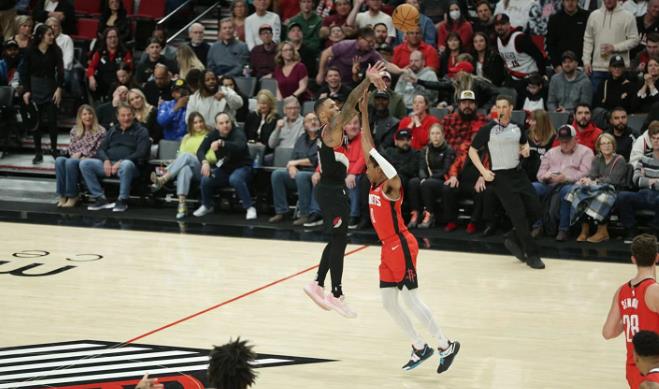NBA / 爆炸輸出!李拉德狂砍71分創生涯新高,13顆三分球全場沸騰,追平米切爾並列現役最高!-黑特籃球-NBA新聞影音圖片分享社區