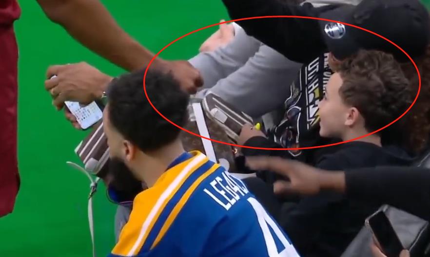 NBA / 【影片】場上場下都不如意!米球想和塔圖姆的兒子握手+碰拳,後者搖搖頭表示拒絕-黑特籃球-NBA新聞影音圖片分享社區