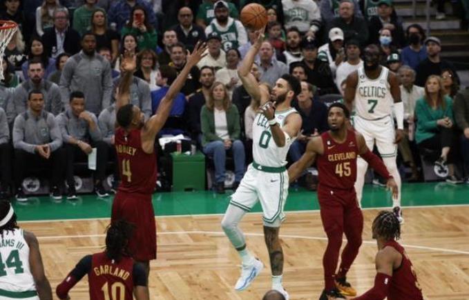 NBA / 【影片】場上場下都不如意!米球想和塔圖姆的兒子握手+碰拳,後者搖搖頭表示拒絕-黑特籃球-NBA新聞影音圖片分享社區