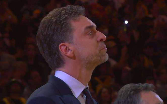 NBA / 【影片】太感人！加索爾的16號球衣高高掛在科比球衣旁邊，加索爾看到後淚流滿面！-黑特籃球-NBA新聞影音圖片分享社區