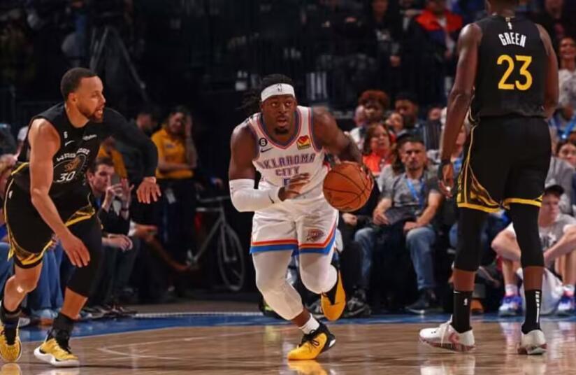 NBA / 【影片】勇士防守太鬆散!助教場邊多次提醒球員可仍然漏人,前者氣得搓著戰術筆記怒摔後補席!-黑特籃球-NBA新聞影音圖片分享社區