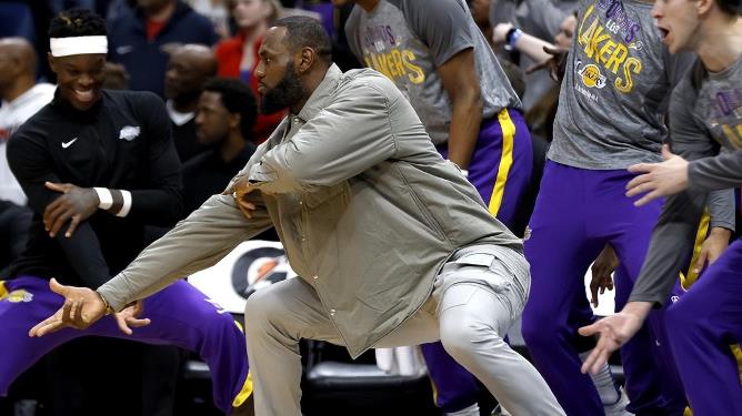 NBA / 替補席亮麗的風景線!老詹激情慶祝成氣氛組,親自指導羅素,已開啟康復訓練!-黑特籃球-NBA新聞影音圖片分享社區
