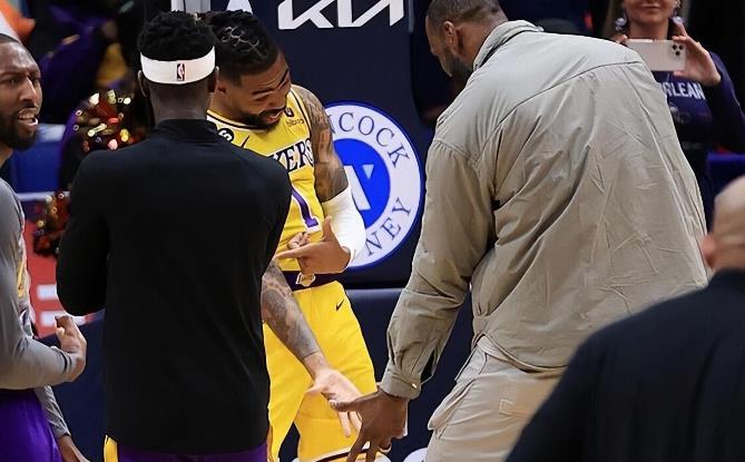 NBA / 替補席亮麗的風景線!老詹激情慶祝成氣氛組,親自指導羅素,已開啟康復訓練!-黑特籃球-NBA新聞影音圖片分享社區