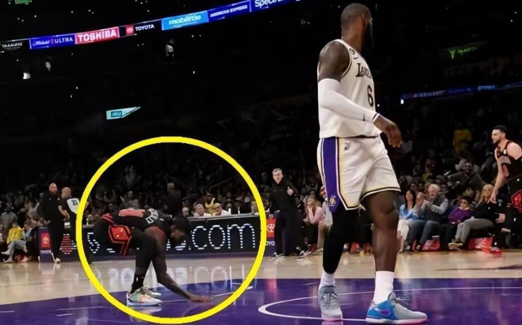 NBA / 【影片】湖人輸球遭扎心!貝弗利復仇老東家,還兩度挑釁詹姆斯,對他作出「Too Small」手勢!-黑特籃球-NBA新聞影音圖片分享社區