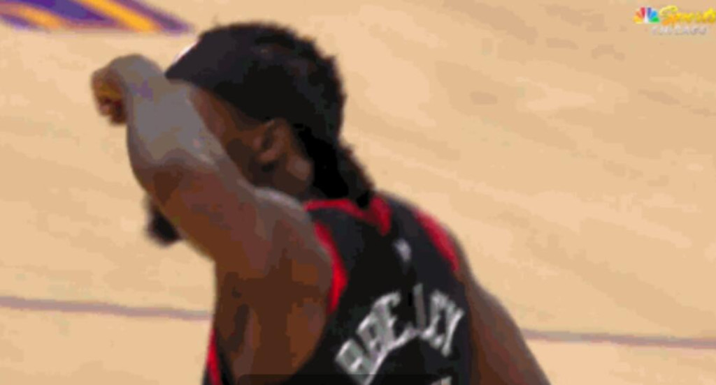 NBA / 【影片】湖人輸球遭扎心!貝弗利復仇老東家,還兩度挑釁詹姆斯,對他作出「Too Small」手勢!-黑特籃球-NBA新聞影音圖片分享社區