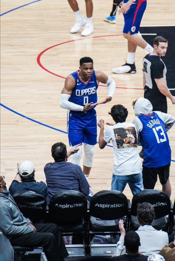 NBA / 威少12+5+10秀翻全場!單挑貝弗利2+0經典搖籃慶祝,屢送妙傳助隊友暴扣!-黑特籃球-NBA新聞影音圖片分享社區