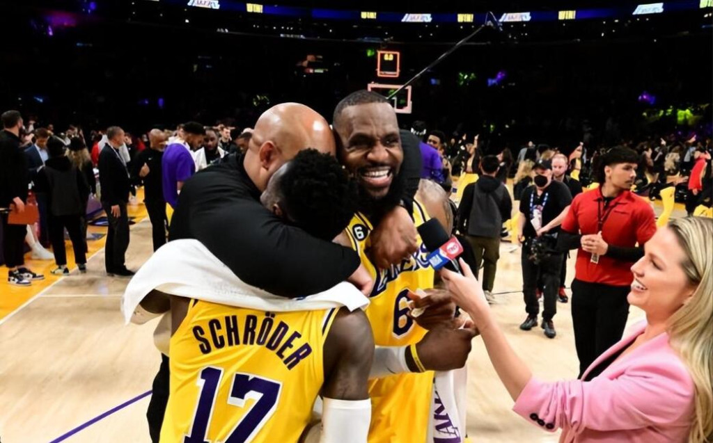 NBA / 砍21分+關鍵三分成湖人真大腿!賽後施羅德採訪,一眉哥搶麥道歉:是我搞砸了他的制勝球!-黑特籃球-NBA新聞影音圖片分享社區