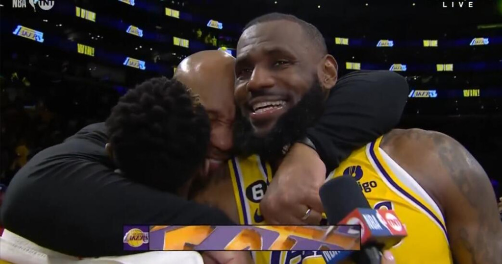 NBA / 終於晉級季後賽!湖人更衣室神秘白板的三行字亮了,激勵詹姆斯創奇蹟,從墊底衝向冠軍!-黑特籃球-NBA新聞影音圖片分享社區