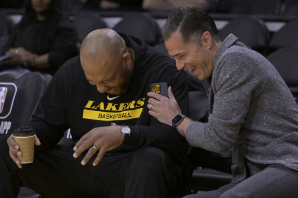 NBA / 終於晉級季後賽!湖人更衣室神秘白板的三行字亮了,激勵詹姆斯創奇蹟,從墊底衝向冠軍!-黑特籃球-NBA新聞影音圖片分享社區