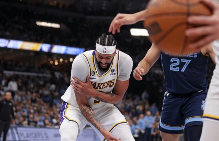 NBA / 【影片】輸球還迎壞消息!莫蘭特重摔受傷,或要缺席G2,自曝右手疼痛達到10級:甚至解不開襪子!-黑特籃球-NBA新聞影音圖片分享社區