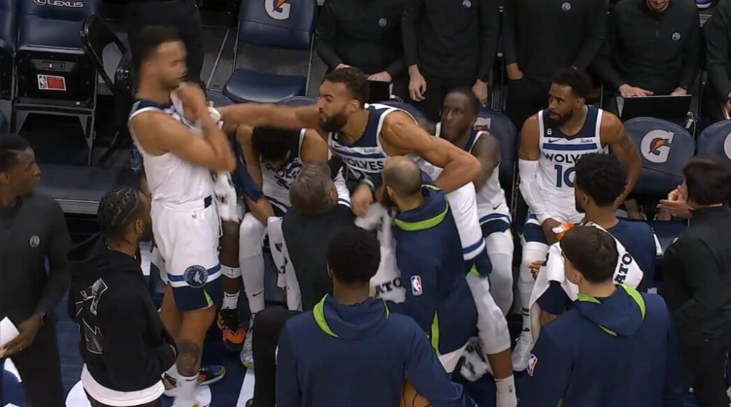 NBA / 【影片】還是好兄弟!戈貝爾連吃犯規怒噴裁判,安德森第一時間上前抱住勸其冷靜,直言球隊需要他!-黑特籃球-NBA新聞影音圖片分享社區