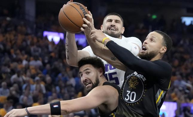 NBA / 「主場柯」打出最佳一戰!轟36+6三分打崩國王,帶領勇士避免0-3絕境重燃曙光!(影)-黑特籃球-NBA新聞影音圖片分享社區