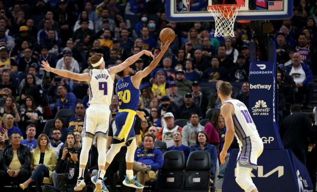 NBA / 三名球員嚴防柯瑞,國王防守策略太極端了,威金斯:我這全是空位!-黑特籃球-NBA新聞影音圖片分享社區