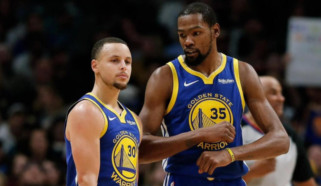 NBA / 三名球員嚴防柯瑞,國王防守策略太極端了,威金斯:我這全是空位!-黑特籃球-NBA新聞影音圖片分享社區