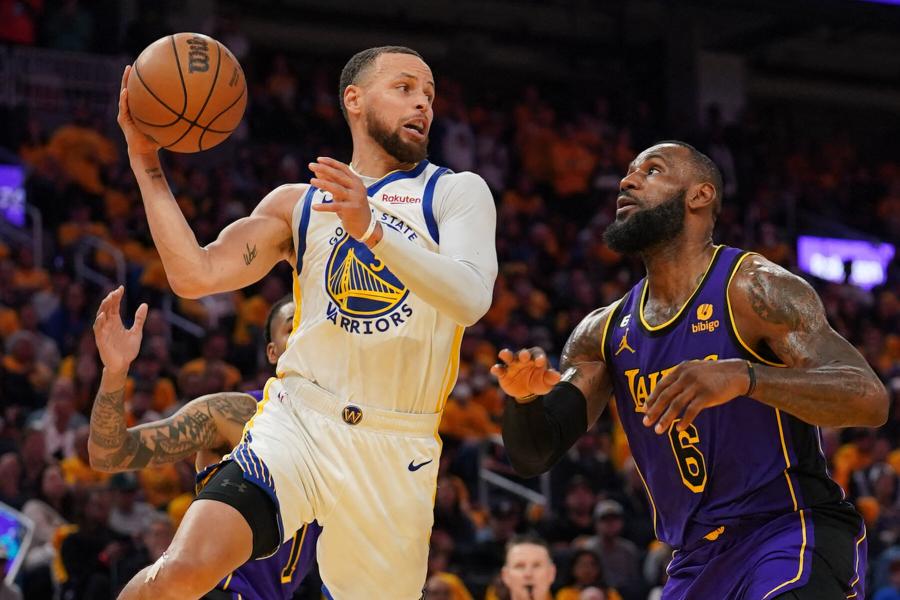 Steph Curry and LeBron James Meet in the Playoffs, Maybe for the Last Time  - The New York Times