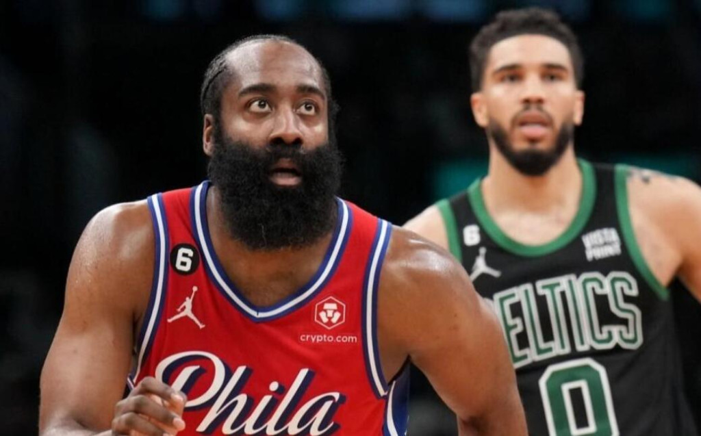 NBA / 【影片】哈登狂轟45分卻險些受傷!遭聰明哥墊腳太危險,美媒吐槽:這個動作居然沒有犯規?-黑特籃球-NBA新聞影音圖片分享社區