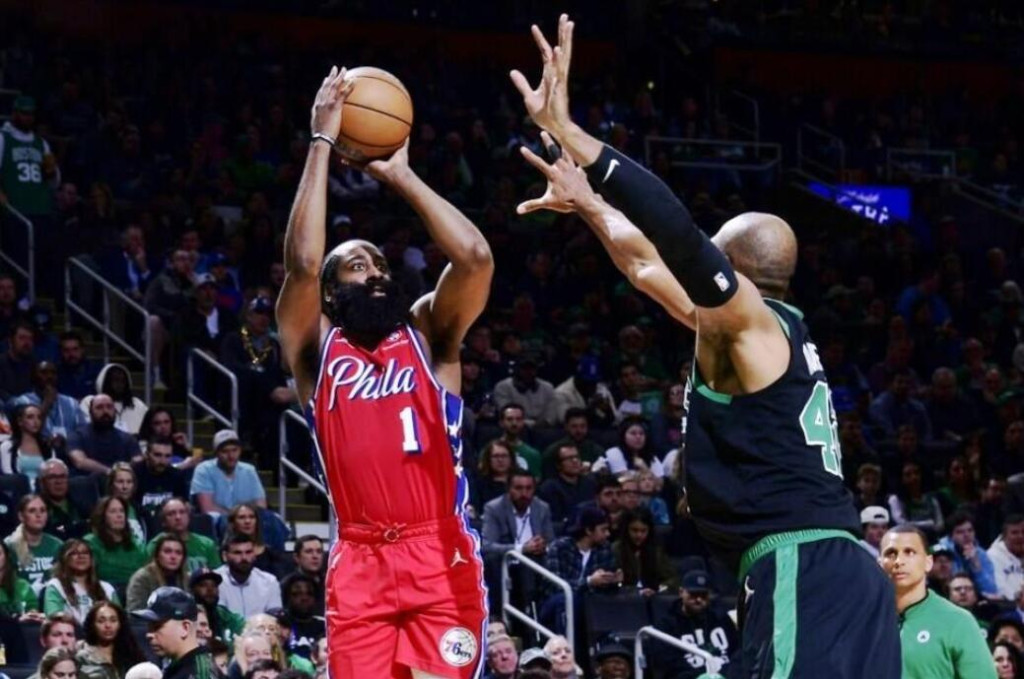 NBA / 【影片】哈登狂轟45分卻險些受傷!遭聰明哥墊腳太危險,美媒吐槽:這個動作居然沒有犯規?-黑特籃球-NBA新聞影音圖片分享社區