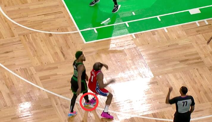NBA / 【影片】哈登狂轟45分卻險些受傷!遭聰明哥墊腳太危險,美媒吐槽:這個動作居然沒有犯規?-黑特籃球-NBA新聞影音圖片分享社區