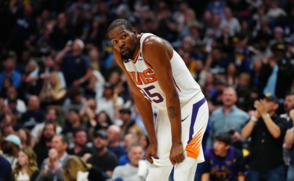 NBA / 太陽0-2再輸球!杜蘭特累到雙手扶膝難掩3大短板,8換2交易後遺症暴露!-黑特籃球-NBA新聞影音圖片分享社區