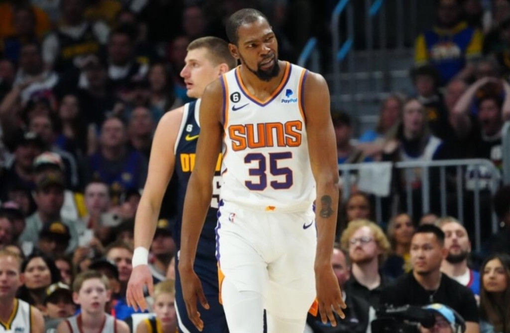 NBA / 太陽0-2再輸球!杜蘭特累到雙手扶膝難掩3大短板,8換2交易後遺症暴露!-黑特籃球-NBA新聞影音圖片分享社區