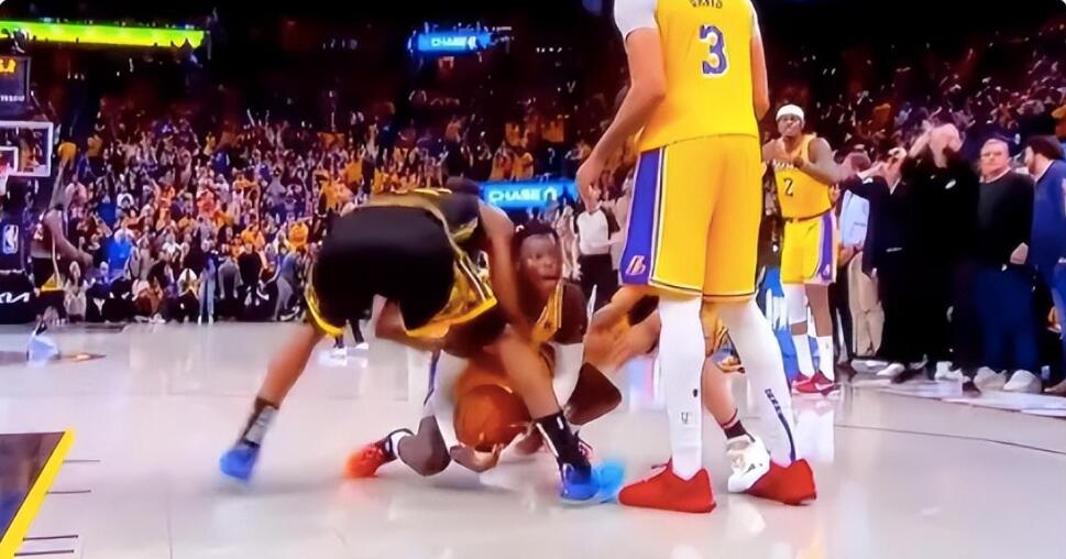 NBA / 【影片】湖勇G1僅一次漏判!普爾超遠三分後搶球一幕有爭議:漏吹湯普森對施羅德犯規!-黑特籃球-NBA新聞影音圖片分享社區
