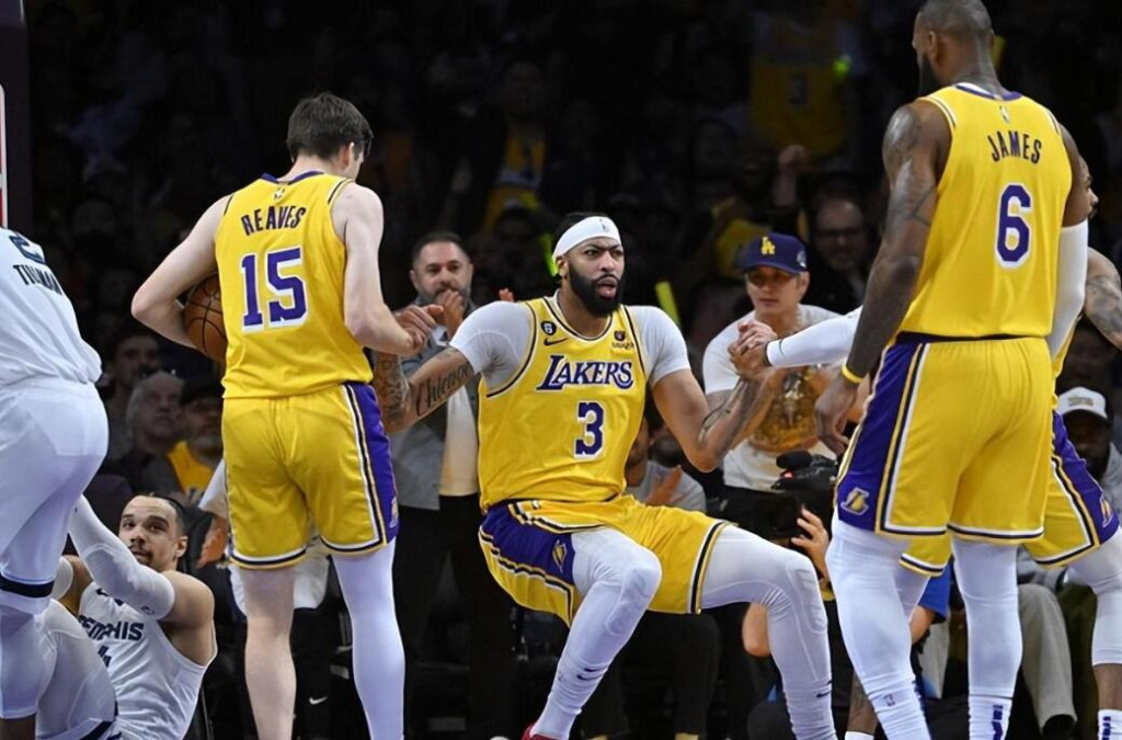 NBA / 心態是真好!湖人被痛揍,落後26分時,漢姆對詹姆斯露出滿臉微笑!-黑特籃球-NBA新聞影音圖片分享社區